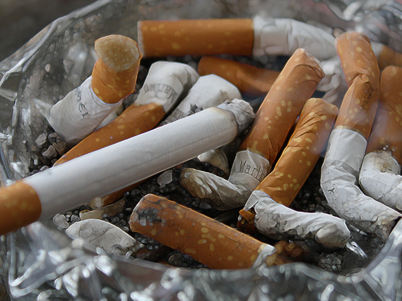 how many cigarettes did tommy smoke in peaky blinders 3,000 cigarettes per season 🚬🎬😳 As Tommy Shelby, Cillian Murphy smoked  around 3,000 herbal cigarettes per season filming Peaky Blinders